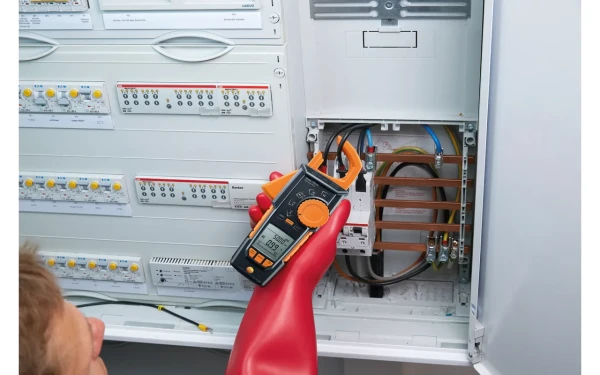 testo-770-3-clamp-meter-appliction-electrical-cabinet-2024.webp